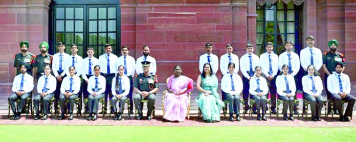 Students from J&K posing for group photograph with the President Droupadi Murmu at Rashtrapati Bhavan in New Delhi on Friday.