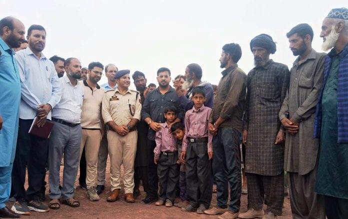 DC Rajouri visits Upper Kangri area, interacts with Tribal Population