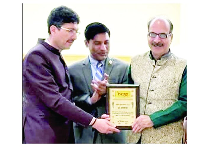 Dr Agnishekhar and Kshama Kaul being presented Sahitya Srijan Samman 2025 in Canada.