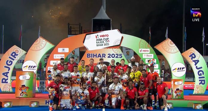 Indian hockey team posing for a group photograph alongwith a trophy.