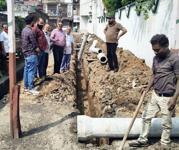 Sanjay Baru inspecting ongoing work of laying sewerage project's pipeline in Talab Tillo.