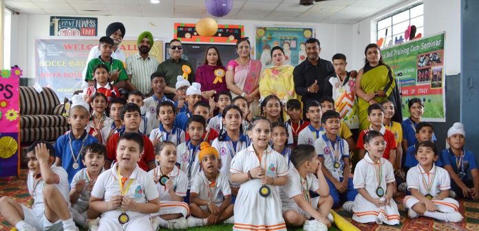 Dignitaries posing along with students.