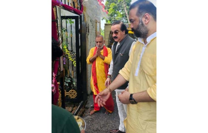 Ajatshatru Singh along with Ranvijay during visit to Sui Simbli Temple in Akhnoor.