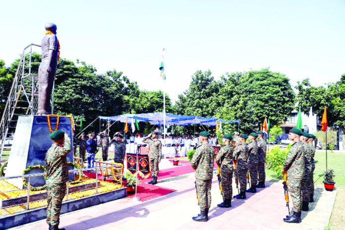 Sainik Colony residents paying tribute to Shaurya Chakra awardee (posthumously) Subedar Major Nain Singh in Jammu on Sunday.