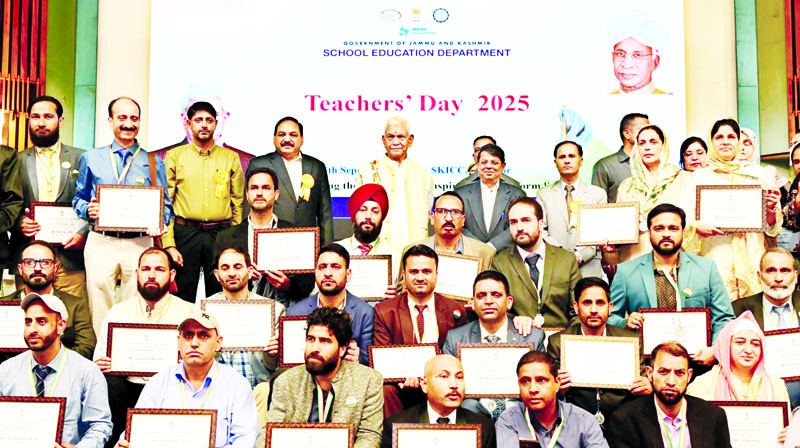 LG Manoj Sinha posing with award winning teachers in Srinagar on Friday.
