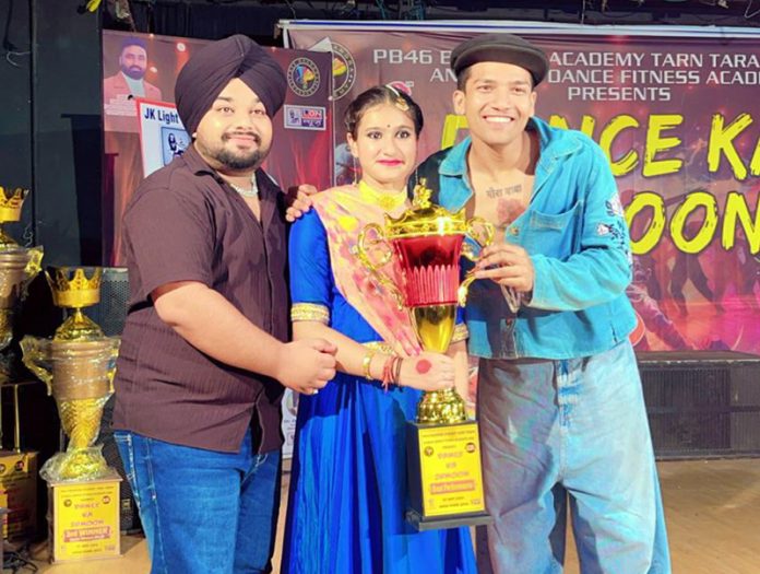 Jammu's Pankhuri Malhotra and others posing along with trophy.