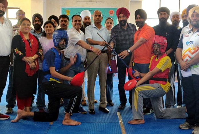 Gatka players posing along with dignitaries.