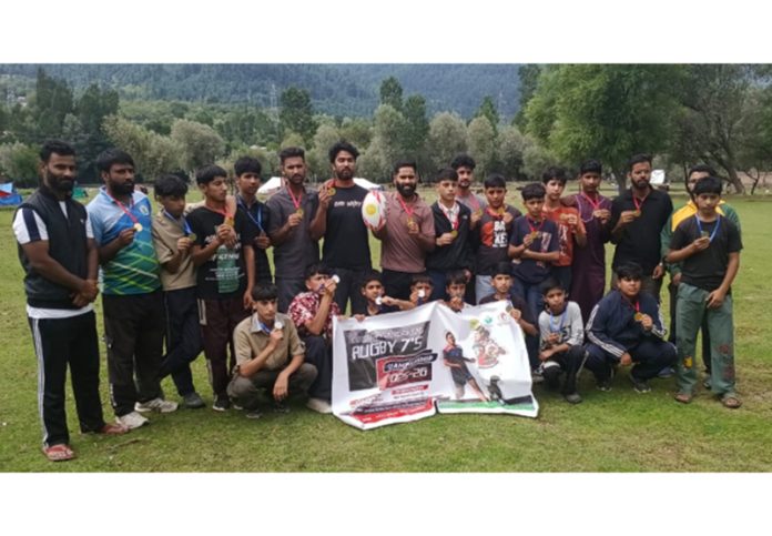 Dignitaries posing along with winning team. Dignitaries posing along with winning team.