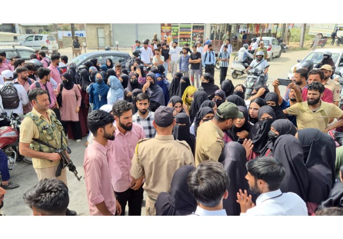 Students of Royal Institute of Paramedical Sciences during a protest in Ganderbal on Tuesday . - Excelsior/Firdous Ahmed Students of Royal Institute of Paramedical Sciences during a protest in Ganderbal on Tuesday . - Excelsior/Firdous Ahmed