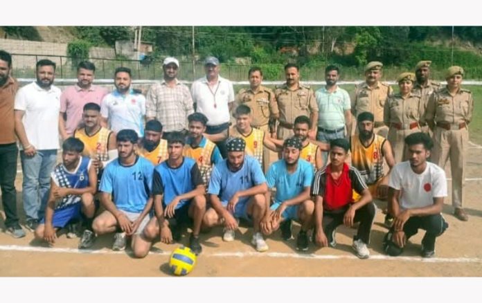 Volleyball players posing along with senior officers of police in Nowshera.