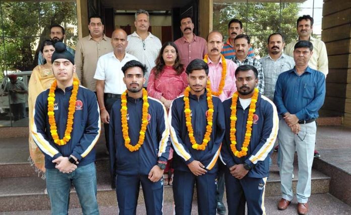Dignitaries posing along with para athletes. Dignitaries posing along with para athletes.