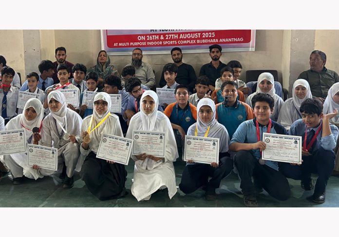 Dignitaries posing along with Carrom players.