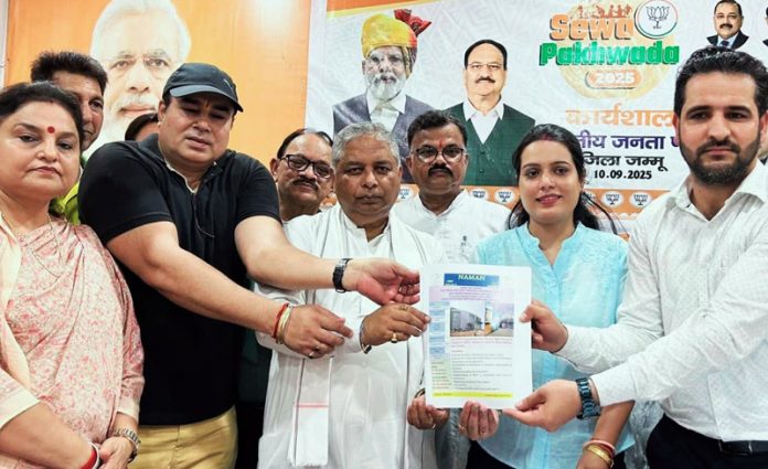 BJP OBC Morcha activists in presence of party chief, Sat Sharma pledging to donate organs at an organ donation camp at Jammu on Friday.