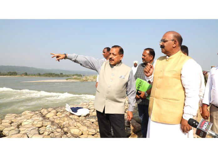 Union Minister Dr. Jitendra Singh inspecting the site of flood gates on river Ravi at Madhopur Barrage, Punjab on Friday.