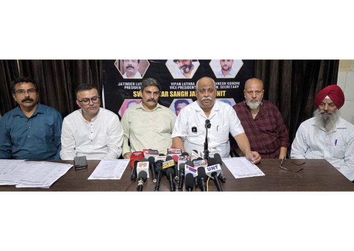 Office bearers of Swarnkar Sangh addressing a press conference in Jammu on Wednesday. —Excelsior/Rakesh
