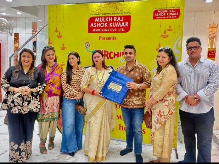 One of the owner directors of Mulkh Raj Ashok Kumar Jewellers honouring BJP leader Rekha Mahajan during an event.