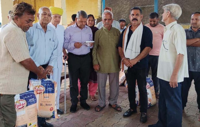 Members of Dogra Brahman Pratinidhi Sabha distributing relief material among flood hit people on Friday. Members of Dogra Brahman Pratinidhi Sabha distributing relief material among flood hit people on Friday.