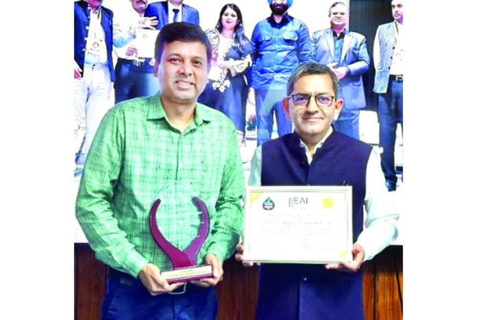 Dr Zabeer Ahmed and Dr Saurabh Saran posing for a photograph with Citation and Award.