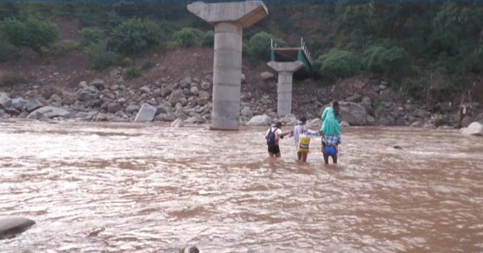 School children crossing Tawi river as bridge collapsed leaving them with no option other than to risk their lives.