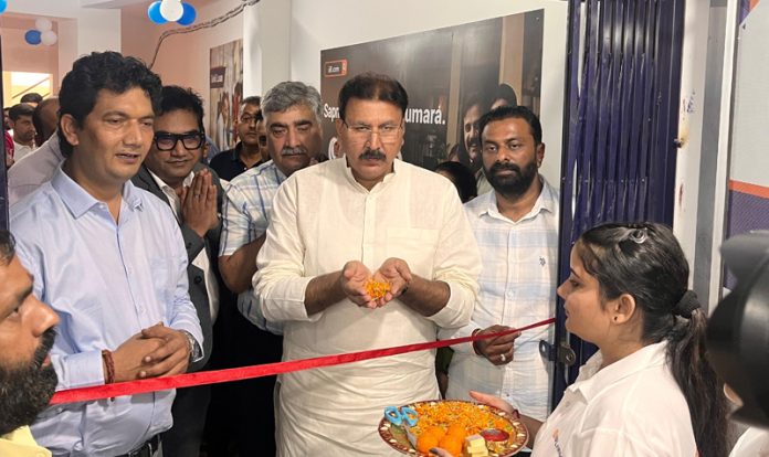 MLA Arvind Gupta inaugurating IIFL branch at Talab Tillo, Jammu.