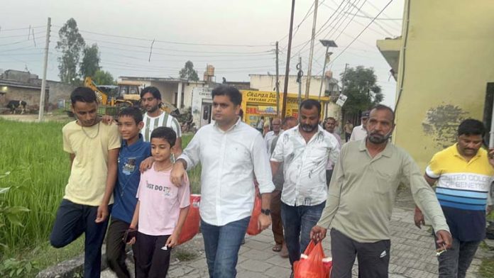 AICC Secy, Neeraj Kundan during visit to flood hit village, Chimney Chak in Bishnah.