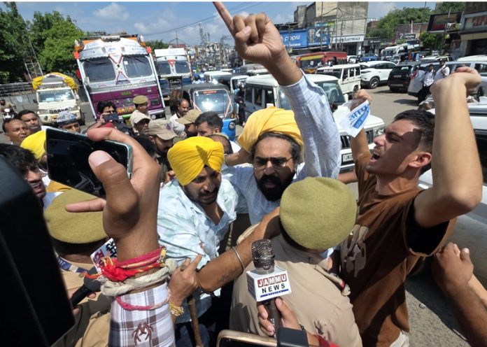 Police officials dispersing protesting AAP activists at Dogra Chowk in Jammu. -Excelsior/Rakesh Police officials dispersing protesting AAP activists at Dogra Chowk in Jammu. -Excelsior/Rakesh