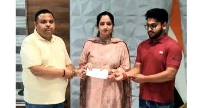 Arun Gupta handing over a cheque of Rs 1 lakh to DC Udhampur Saloni Rai on Thursday. Arun Gupta handing over a cheque of Rs 1 lakh to DC Udhampur Saloni Rai on Thursday.
