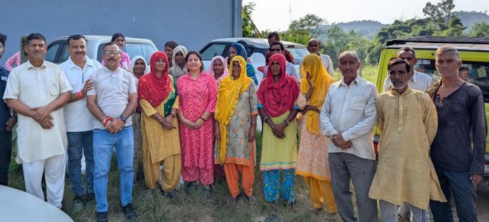 Volunteers of IGF and others posing along with the residents of flood affected areas in Jammu. Volunteers of IGF and others posing along with the residents of flood affected areas in Jammu.