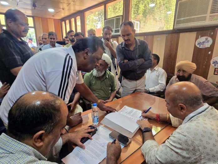 BJP MLA Yudhvir Sethi listening people's grievances at a pubic darbar on Thursday. BJP MLA Yudhvir Sethi listening people's grievances at a pubic darbar on Thursday.