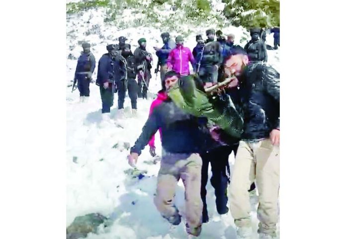 Body of the missing soldier being shifted from snow. — Excelsior/Sajad Dar Body of the missing soldier being shifted from snow. — Excelsior/Sajad Dar