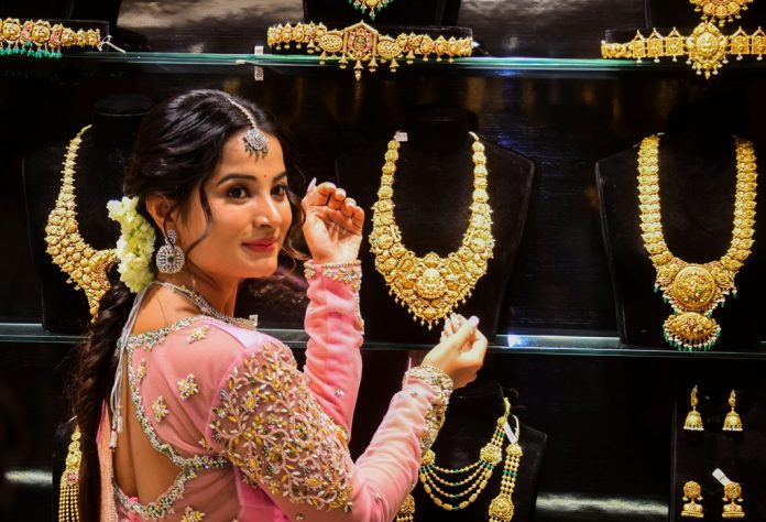 Gold hit record Rs 1.27 lakh/10 g, crosses USD 4,200/ ounce on Fed rate cut hopes Gold hit record Rs 1.27 lakh/10 g, crosses USD 4,200/ ounce on Fed rate cut hopes