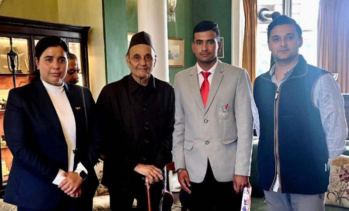 Dr. Karan Singh posing along with Mohsin Ali and Bilquis Mir in Srinagar. Dr. Karan Singh posing along with Mohsin Ali and Bilquis Mir in Srinagar.