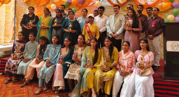 Chief guest and faculty members posing with alumni of GDC Ramkote.