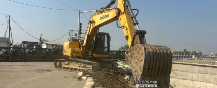 Work starts on war-footing on approach road near 4th Tawi bridge in Jammu. -Excelsior/Rakesh