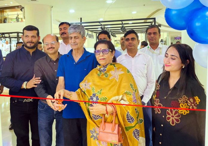 Madan Mohan Rana along with Ashok Bhandari inaugurating a new store in Jammu.