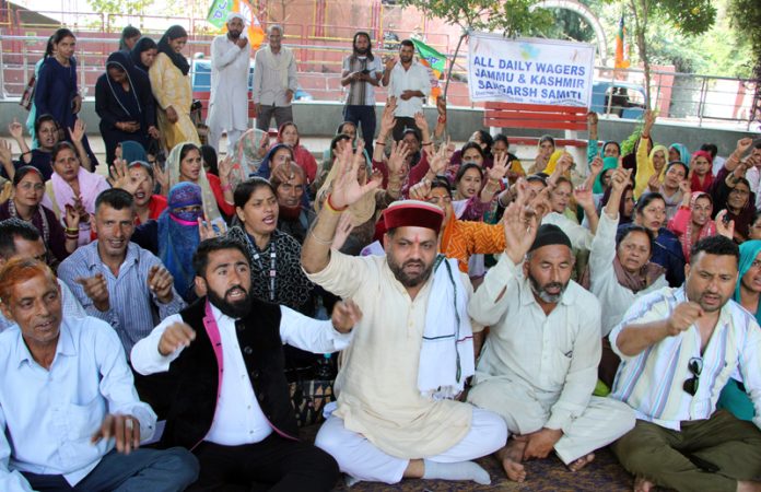 All J&K Daily Wagers Sangarsh Samiti members staging dharna near Press Club in Jammu. -Excelsior/Rakesh