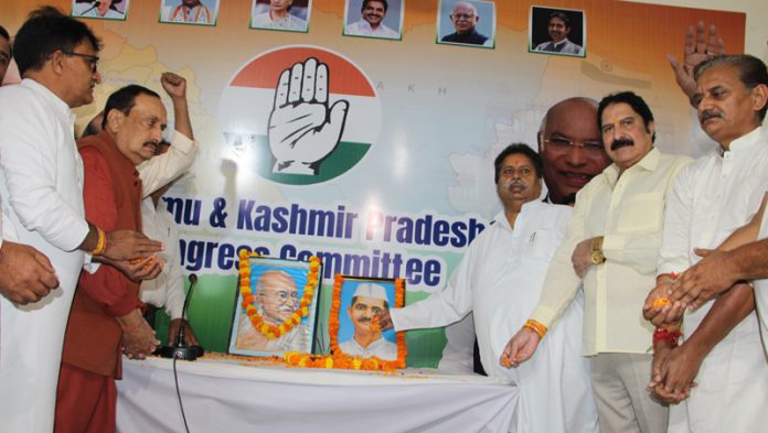 Senior JKPCC leaders paying tribute to Mahatma Gandhi and Lal Bahadur Shastri at party office in Jammu. -Excelsior/Rakesh