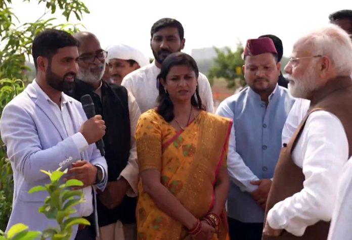 PM Narendra Modi interacting with Ganderbal farmer in New Delhi. PM Narendra Modi interacting with Ganderbal farmer in New Delhi.