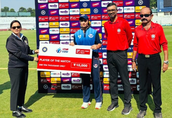Player of the match receiving a cheque of Rs 10,000 from dignitaries.