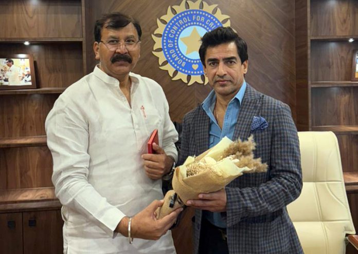 MLA Jammu West Arvind Gupta presenting bouquet to BCCI president Mithun Manhas in Srinagar. MLA Jammu West Arvind Gupta presenting bouquet to BCCI president Mithun Manhas in Srinagar.