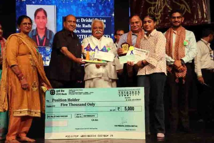 Students posing along with certificates and cheque during a programme.