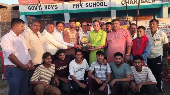 Dignitary presenting trophy to winning team. Dignitary presenting trophy to winning team.