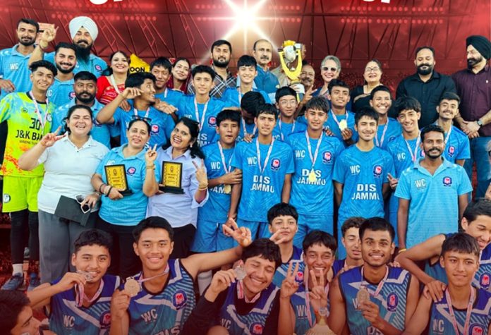 Winning team posing along with chief guest Ranjeet Kalra during closing ceremony.