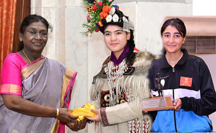 Students from Ladakh during meeting with President Droupadi Murmu at Rashtrapati Bhavan.