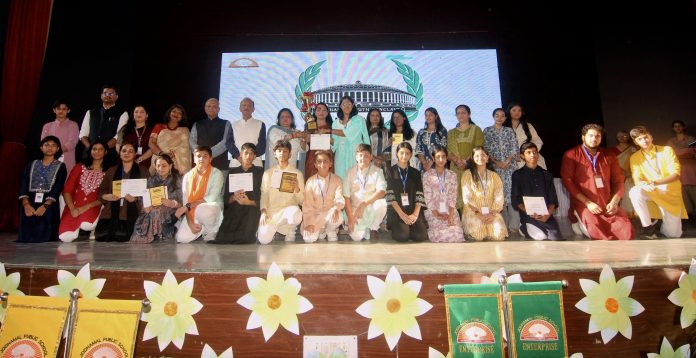 Dignitaries posing along with participants.