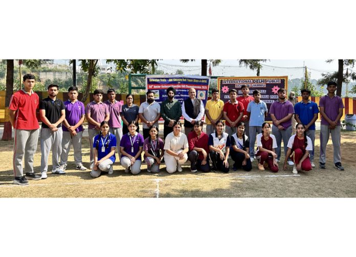 Dignitaries posing along with selected team members.