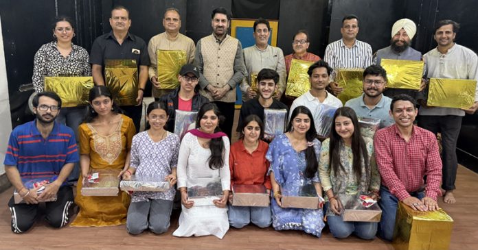 Dignitaries alongwith artists posing for a group photograph.