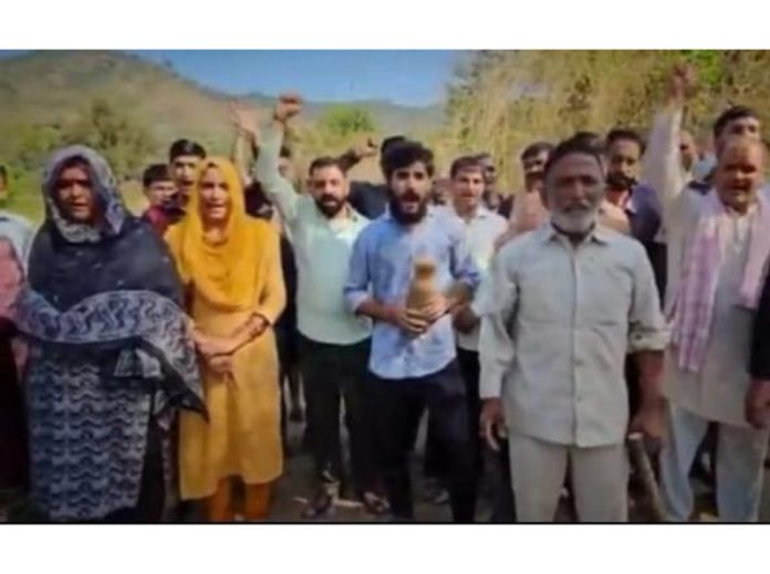 The residents of Patrada village staging a strong protest demonstration against the Public Health Engineering (PHE) Department.