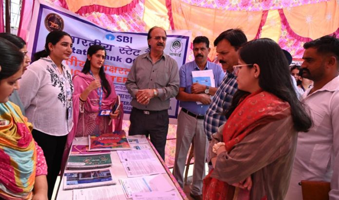 DC Samba inspecting stall during Block Diwas.