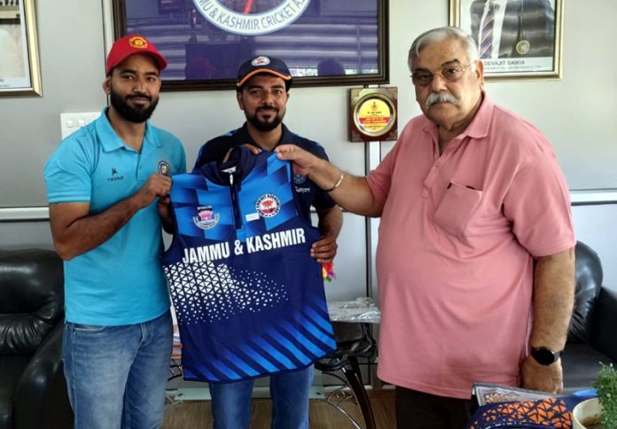 Brig Anil Gupta presenting uniform to J&K Deaf Cricket team captain. Brig Anil Gupta presenting uniform to J&K Deaf Cricket team captain.